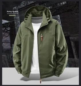 Nahaufnahme der militärgrünen Outdoor-Kapuzenjacke mit wasserdichtem Stoff und Brusttasche