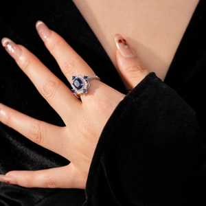 Détail d'une bague vintage ornée d'une pierre bleu marine et de brillants oxydes
