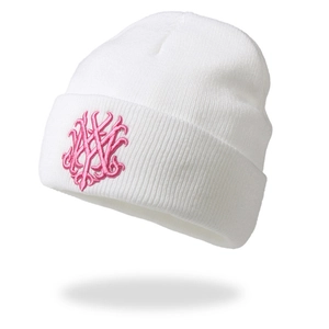Bonnet blanc tricoté avec broderie de lettres roses en style minimaliste côtelé