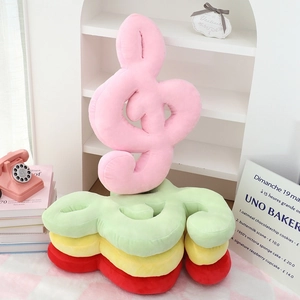 Détails macro des coussins notes de musique en peluche avec coutures fines et couleurs
