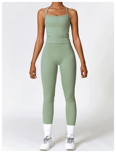 Vue détaillée de l'ensemble de yoga vert sauge avec legging taille haute et débardeur