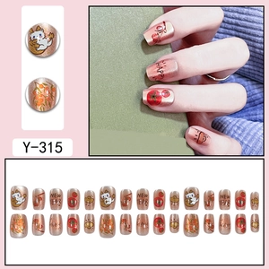 Faux ongles œil de chat dorés avec motifs de chat rouge et vœux de Nouvel An festifs