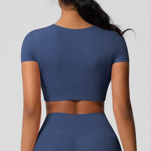 Vue arrière d'un haut court sans couture bleu marine et d'un legging de yoga