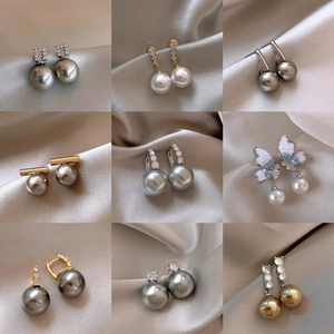 Lot de boucles d'oreilles perles et zircon papillon sur fond de soie élégant