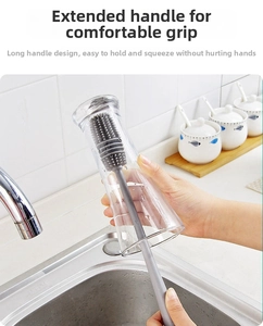 Spazzola in silicone con manico lungo che pulisce un bicchiere profondo in cucina