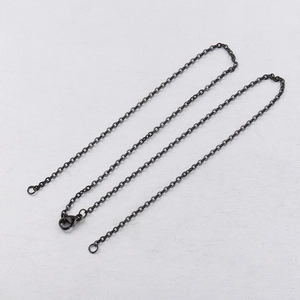 Detailansicht einer schwarzen Edelstahl O-Kette mit robustem Karabinerverschluss