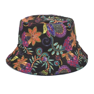 Détail d'un chapeau bob noir avec un imprimé floral de marguerites sur un tissu de qualité