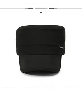 Vue de face de la casquette cadet noire avec logo métallique et tissu texturé
