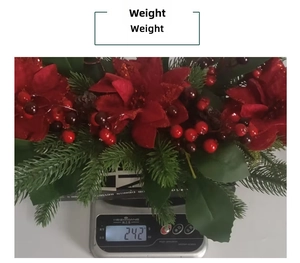 Gewichtsanzeige eines Weihnachts-Poinsettia-Beerenkranzes mit 242g auf einer Waage