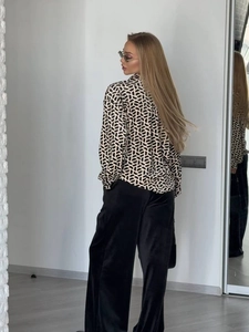Camicia da donna a maniche lunghe con stampa geometrica bianca e nera e pantaloni larghi