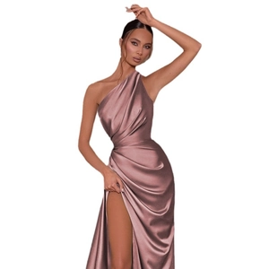 Robe longue élégante en satin à une épaule rose poudré avec fente haute et coupe ajustée