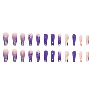 Faux ongles bleu Klein et violets avec motifs papillons et accents pailletés