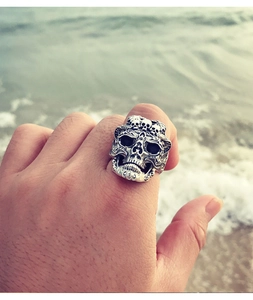 Détails de la bague tête de mort avec relief gothique punk et gravure sur l'anneau ajustable
