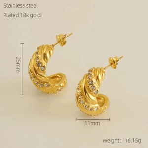 Detail view of gold-plated stainless steel C-shaped earrings with size 25mm dimensions