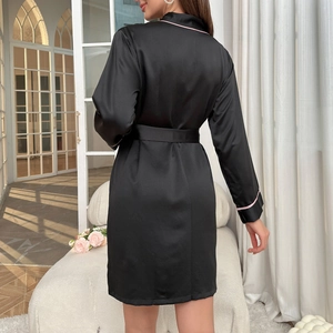 Peignoir en satin noir pour femme avec liseré rose et ceinture assortie, style élégant