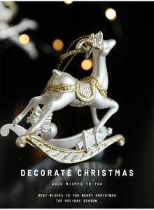 Vue macro d'un ornement de Noël renne cheval à bascule blanc avec paillettes dorées