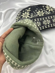 Detailliertes Strickmuster der nordischen Beanie aus Wollmischung mit dicker Textur