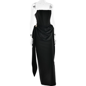 Détail d'une robe de soirée noire bustier élégante avec plis à la taille et boucle dorée