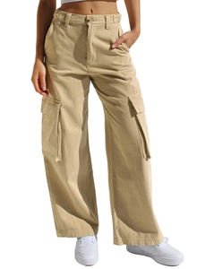 Detail der khakifarbenen Cargohose mit Twill-Struktur und funktionellen Klappentaschen