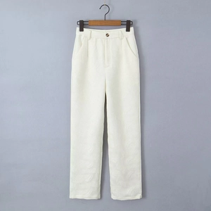 Detailansicht der weißen Jacquard-Hose mit weitem Bein, hoher Taille und Strukturstoff