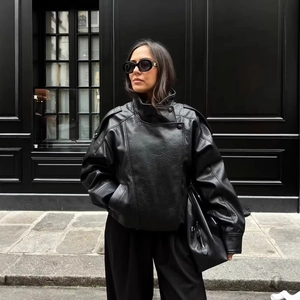Veste de motard noire oversize avec col montant et texture en similicuir chic