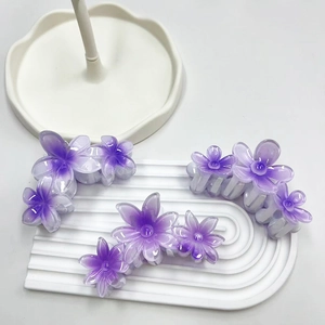 Tre dimensioni di mollette per capelli a forma di plumeria viola su vassoio bianco