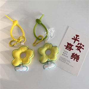 Détail de pendentifs floraux en peluche jaune et cyan avec cordons élastiques et nuages