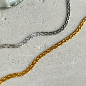 Flat herringbone snake chain bracelet set in 18k gold plated and polished stainless steel