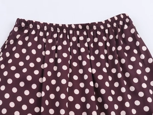 Detail des elastischen Bundes eines Vintage-Midirocks mit Punkten in Burgunderrot und Weiß