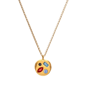 Dettaglio di collana dorata con incastonate pietre di zirconia blu, azzurre e rosse