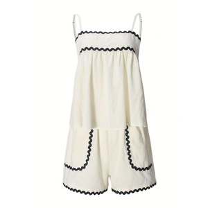 Detail der schwarzen Wellenkante am cremefarbenen Set aus Camisole und Shorts