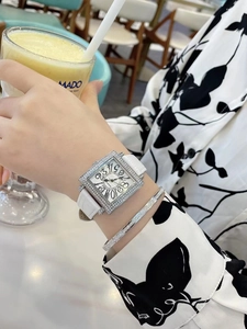 Reloj cuadrado con diamantes y correa de cuero blanco con brazalete resplandeciente