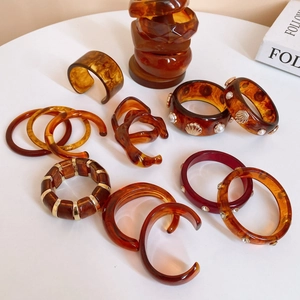 Bracelet jonc français plaqué or en résine avec nacre et texture écaille de tortue