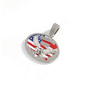 Détail du pendentif aigle drapeau USA avec cristaux sur une chaîne torsadée