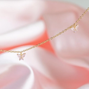 Collier plaqué or 18 carats avec pendentif papillon rose et chaîne fine dorée