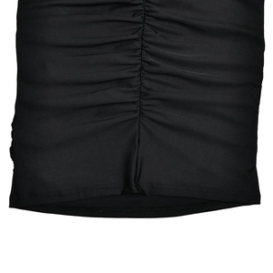 Gros plan sur le design plissé élégant d'une robe noire sexy à découpe à la taille
