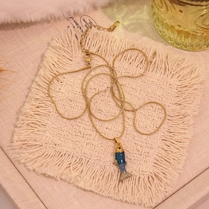 Détail du long collier pendentif carpe koi vintage avec émail dégradé bleu élégant