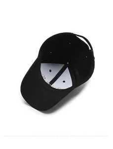 Dettaglio dell'interno del cappellino nero con rinforzo bianco e ricamo dorato