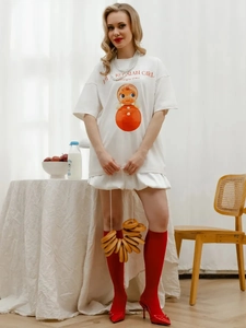 Κομψό λευκό βαμβακερό T-shirt με κόκκινο γραφικό τύπωμα και μοντέρνο στυλ streetwear