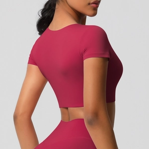 Détail du crop top de yoga sans couture rouge foncé en tissu premium évacuant l'humidité
