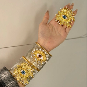 Brazalete ancho vintage francés de diseño pesado con ojo del diablo y pedrería