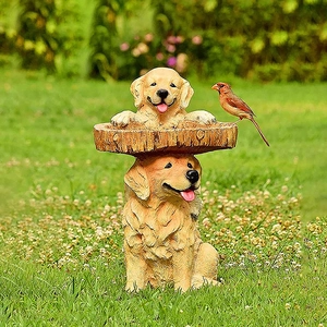 Détail de la mangeoire à oiseaux en résine Golden Retriever avec cardinal au jardin
