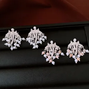 Eleganti orecchini vintage con perle e nappe in base argento con accenti di zircone