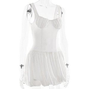 Détail de la robe courte blanche bustier avec buste plissé et jupe évasée volumineuse
