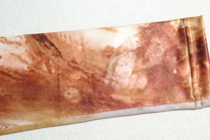 Détail de l'imprimé peinture à l'huile abstraite et coutures fines sur la manche