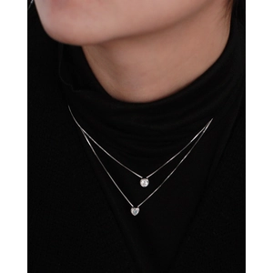 Dettaglio della collana doppia in argento s925 con ciondoli a cuore e zircone sul collo