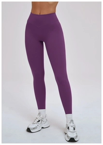 Détail du legging de yoga violet foncé à taille haute, ceinture en V et texture mate