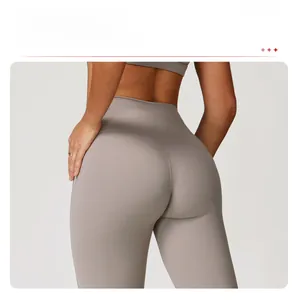 Detail der High-Waist-Yogahose mit geschwungener Naht für einen Push-up-Effekt am Gesäß