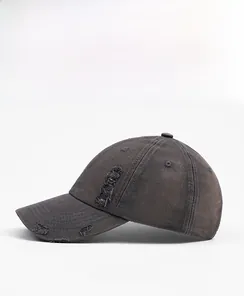 Vue latérale d'une casquette de baseball gris foncé en denim délavé avec détails déchirés