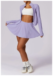 Détail d'un ensemble de sport violet avec veste anti-UV et jupe de tennis fluide